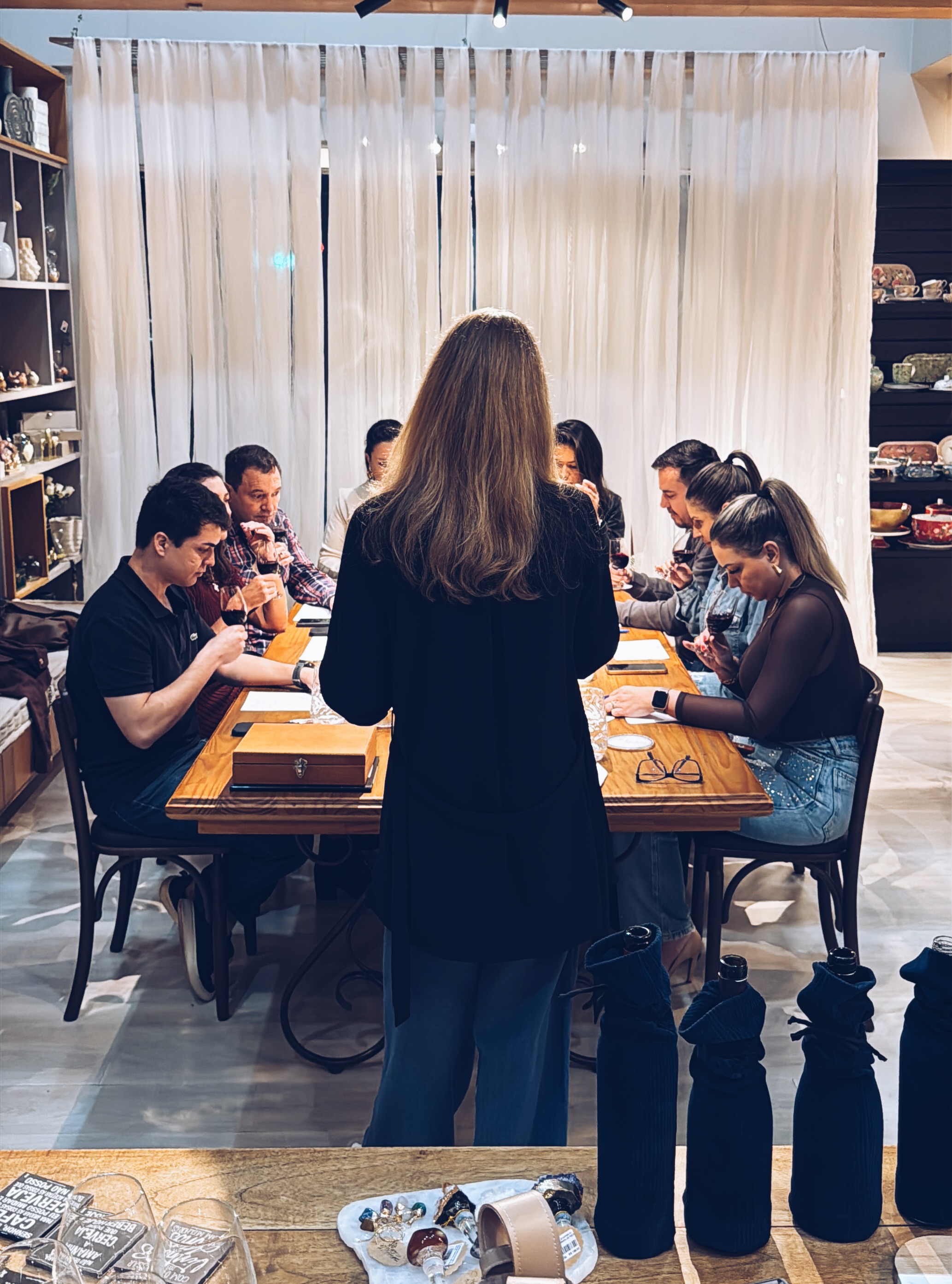 Sil Szatkowski conduzindo uma aula de vinho para uma turma